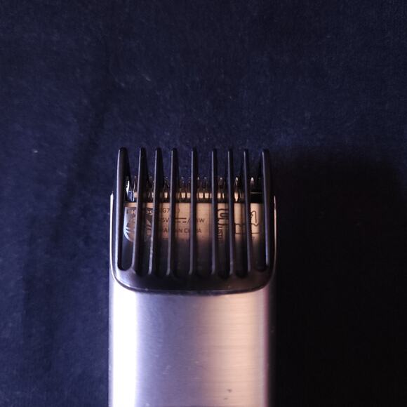 Philips Norelco Electric Cordless Body Trimmer Bodygroom Body Shaver - BG7030/49 - Picture 10 of 11